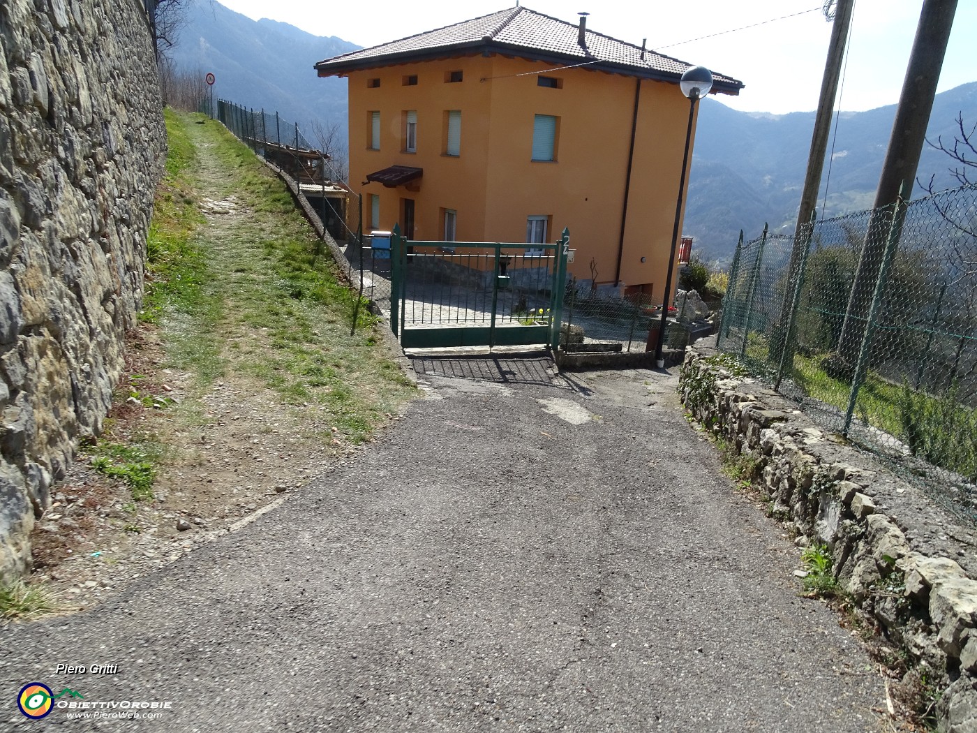 61 Proseguo sulla strada e mi abbasso al termine ad incrociare il sentiero 514 .JPG
